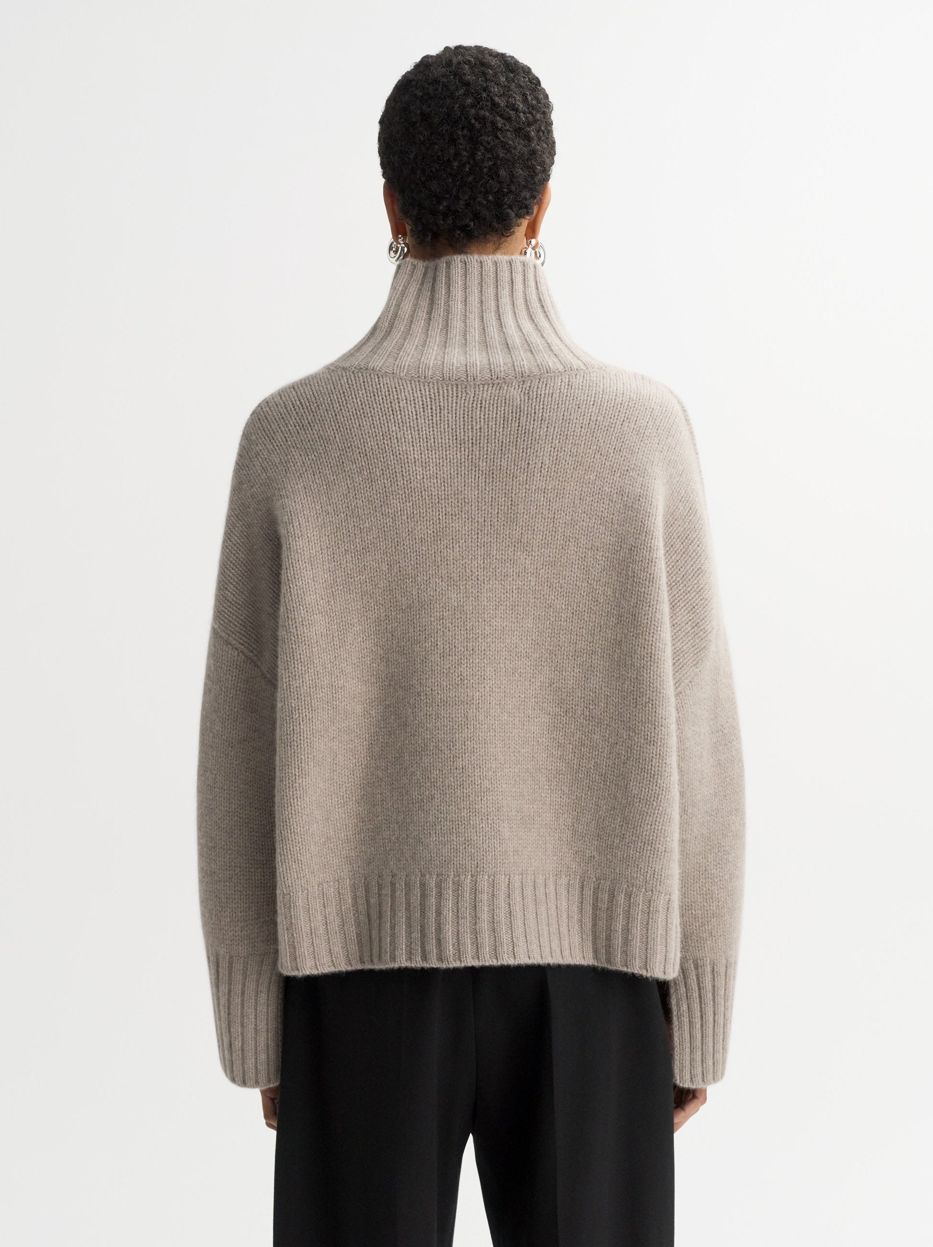 Girlfriend Turtleneck Greige – TheStorebySchneeweiss