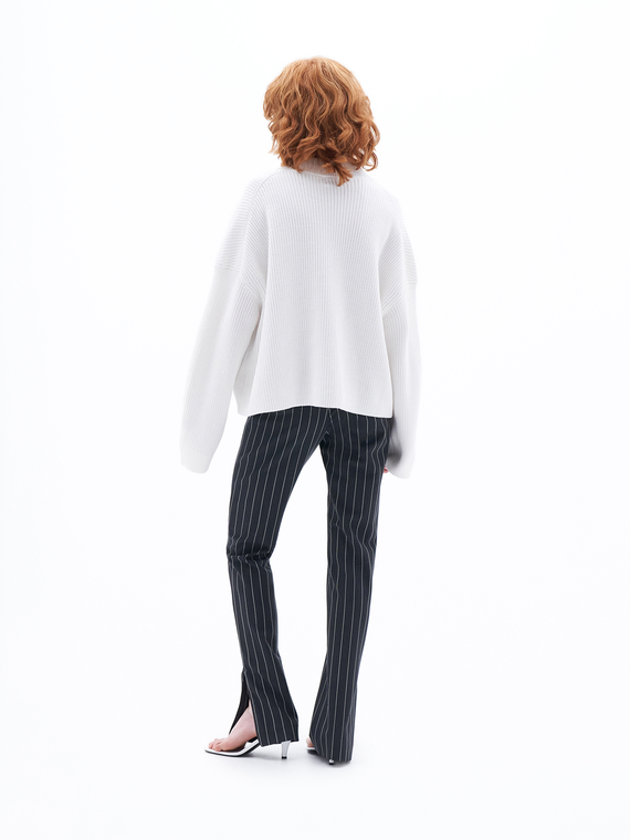 Boxy V-Neck Sweater - TheStorebySchneeweiss