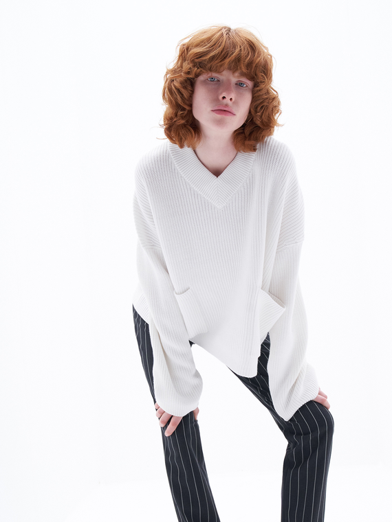 Boxy V-Neck Sweater - TheStorebySchneeweiss