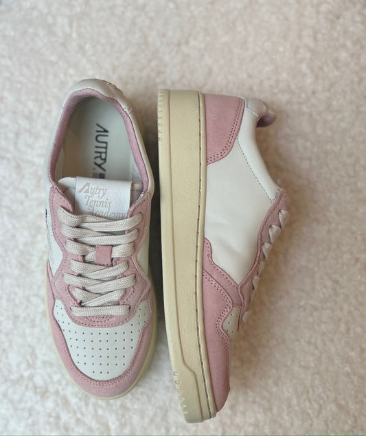 Medalist Sneaker Low in White and Academy Pink Leather - TheStorebySchneeweiss