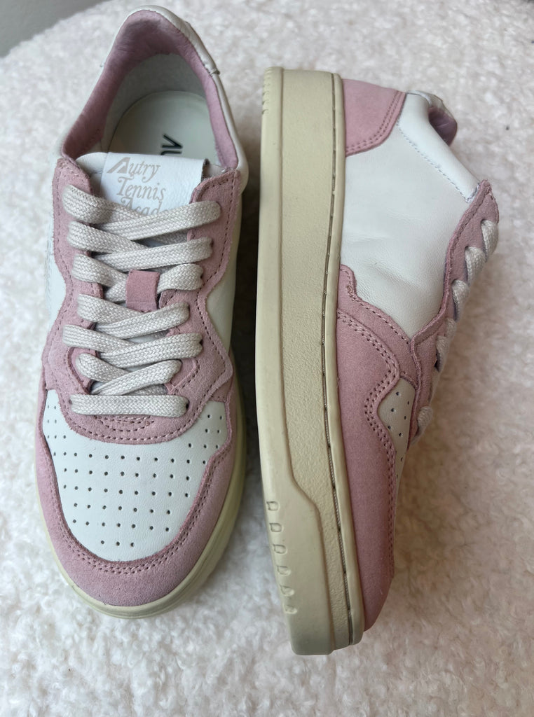 Medalist Sneaker Low in White and Academy Pink Leather - TheStorebySchneeweiss